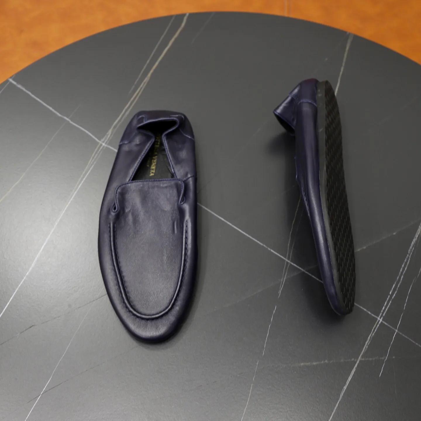 Ex-factory price: 462💰Calf lining【Bottega Veneta】BV classic men's wallet shoes. It is super convenient to carry when traveling. 👍It is made of imported soft calfskin, which is comfortable on the feet and has a luxurious cowhide lining inside. Original original rubber wear-resistant outsole. Matching code: 39-45
